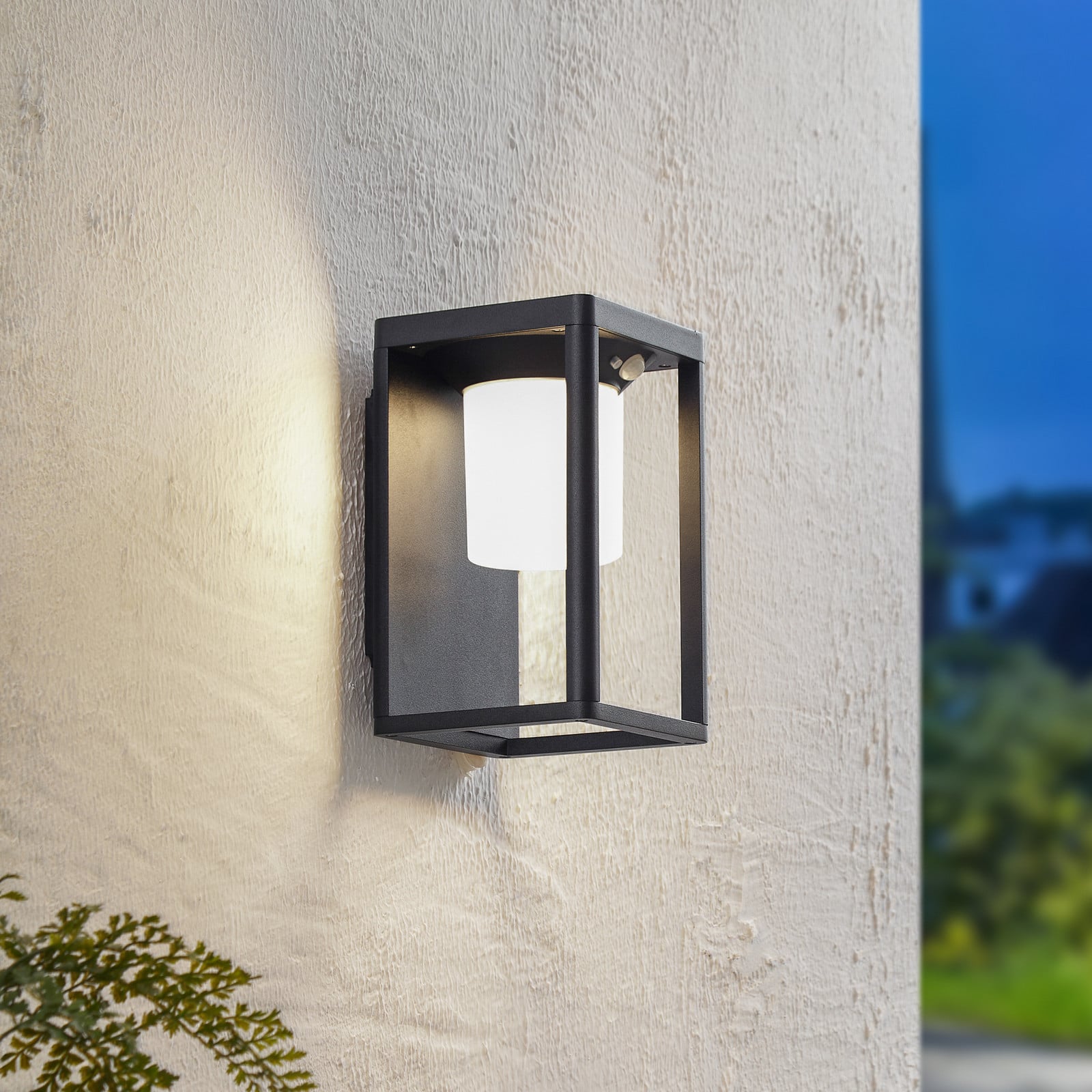 Aplique de pared con célula solar Tilena con sensor, negra - Lucande - Balcón - Moderno - Aluminio - De superficie