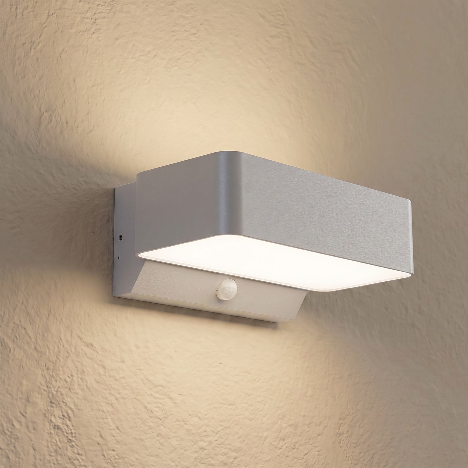 Aplique LED para exterior Fando, plateada, 22,5 cm, con sensor, IP44 - Lindby - Aluminio - Angular
