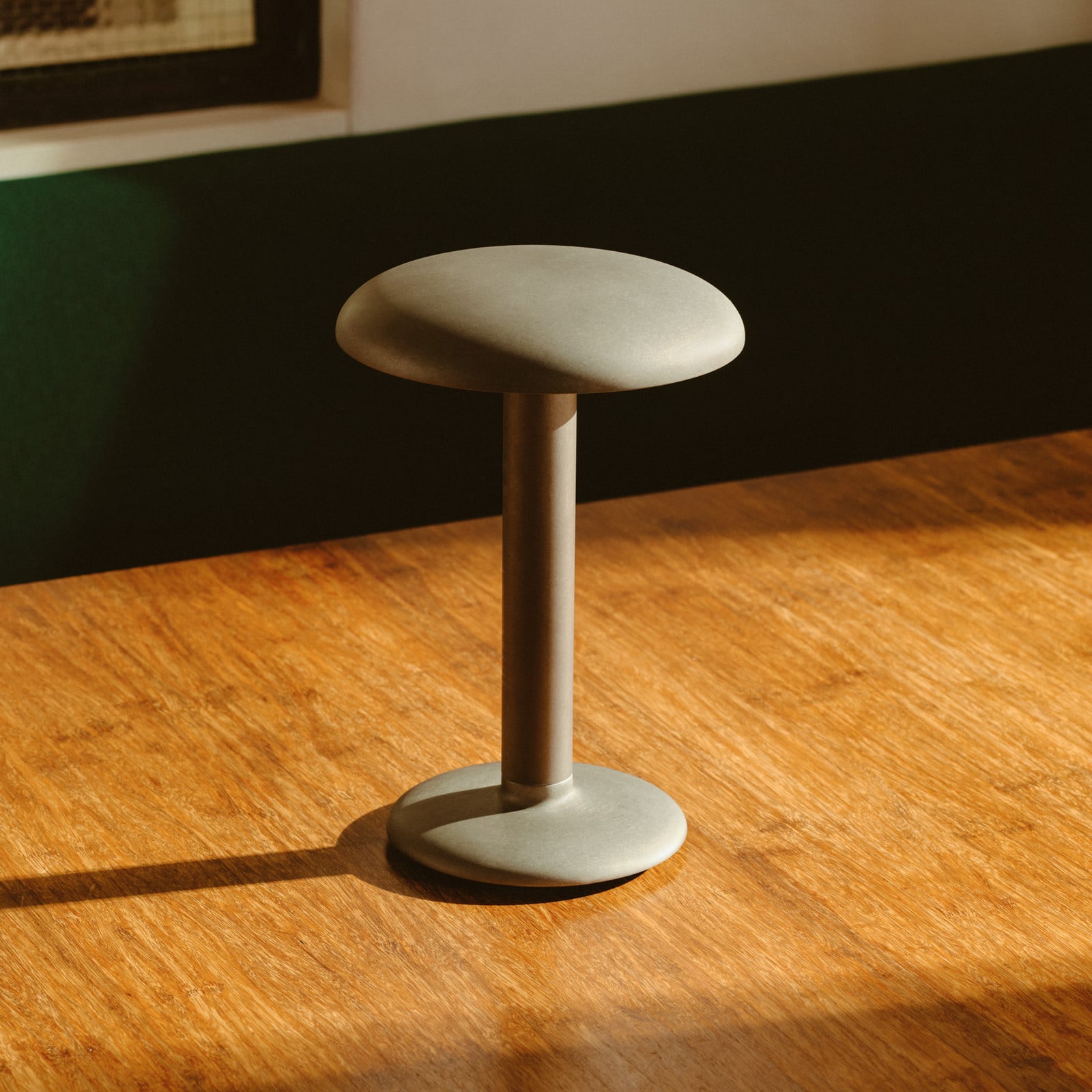 Gustave Portable Lámpara de Sobremesa Raw Aluminum - Flos Flos Architectural - Terraza - Diseño - Metal - Con pantalla