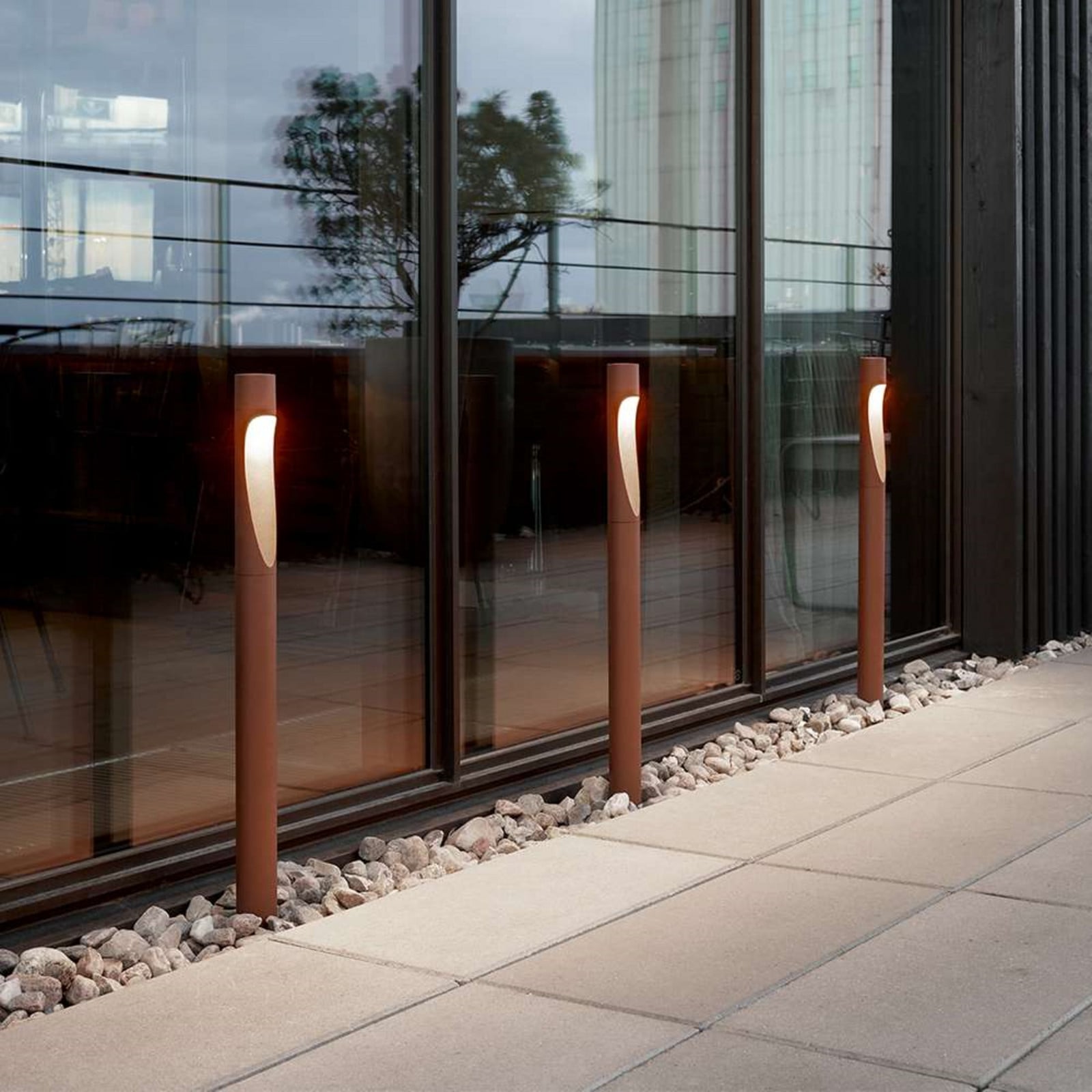 Lámpara de jardín Flindt Garden Long LED 2700K con anclaje Corten - Louis Louis Poulsen - Terraza - Aluminio