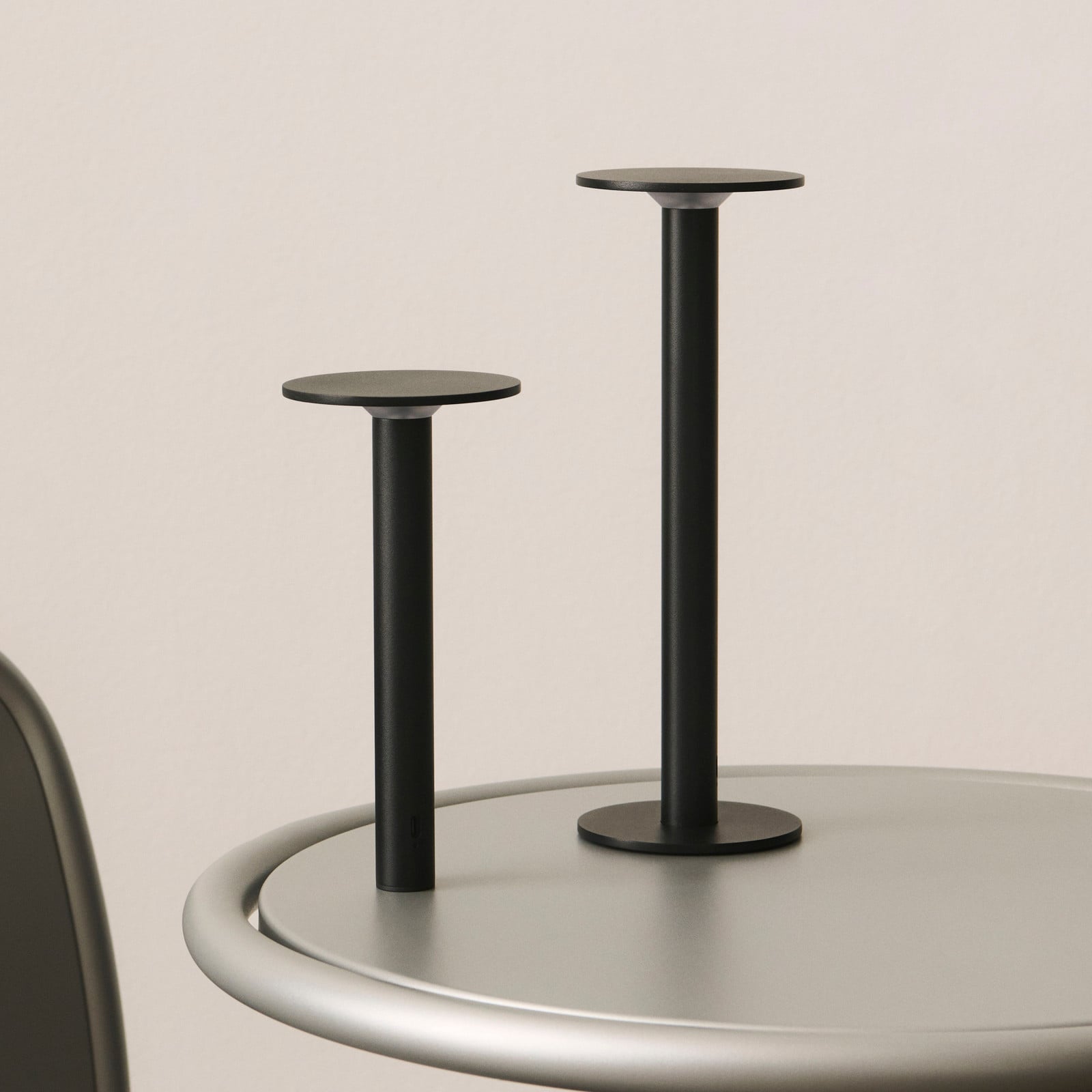 Lámpara de mesa LED portátil HOST, antracita, 30 cm, IP44 - HAY HOST PORTABLE - Sala de estar / salón - Moderno - Aluminio - Con pantalla