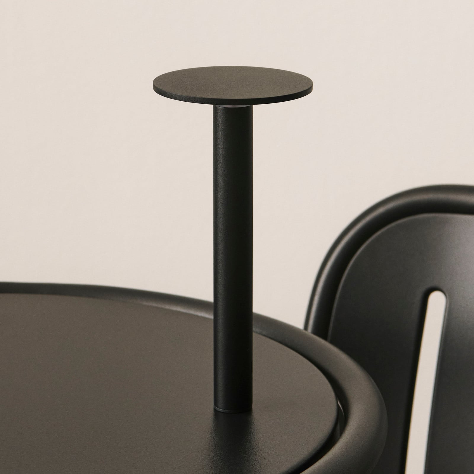 Lámpara de mesa LED recargable HOST, antracita, 22 cm, IP44 - HAY HOST PORTABLE - Sala de estar / salón - Moderno - Aluminio - Con pantalla