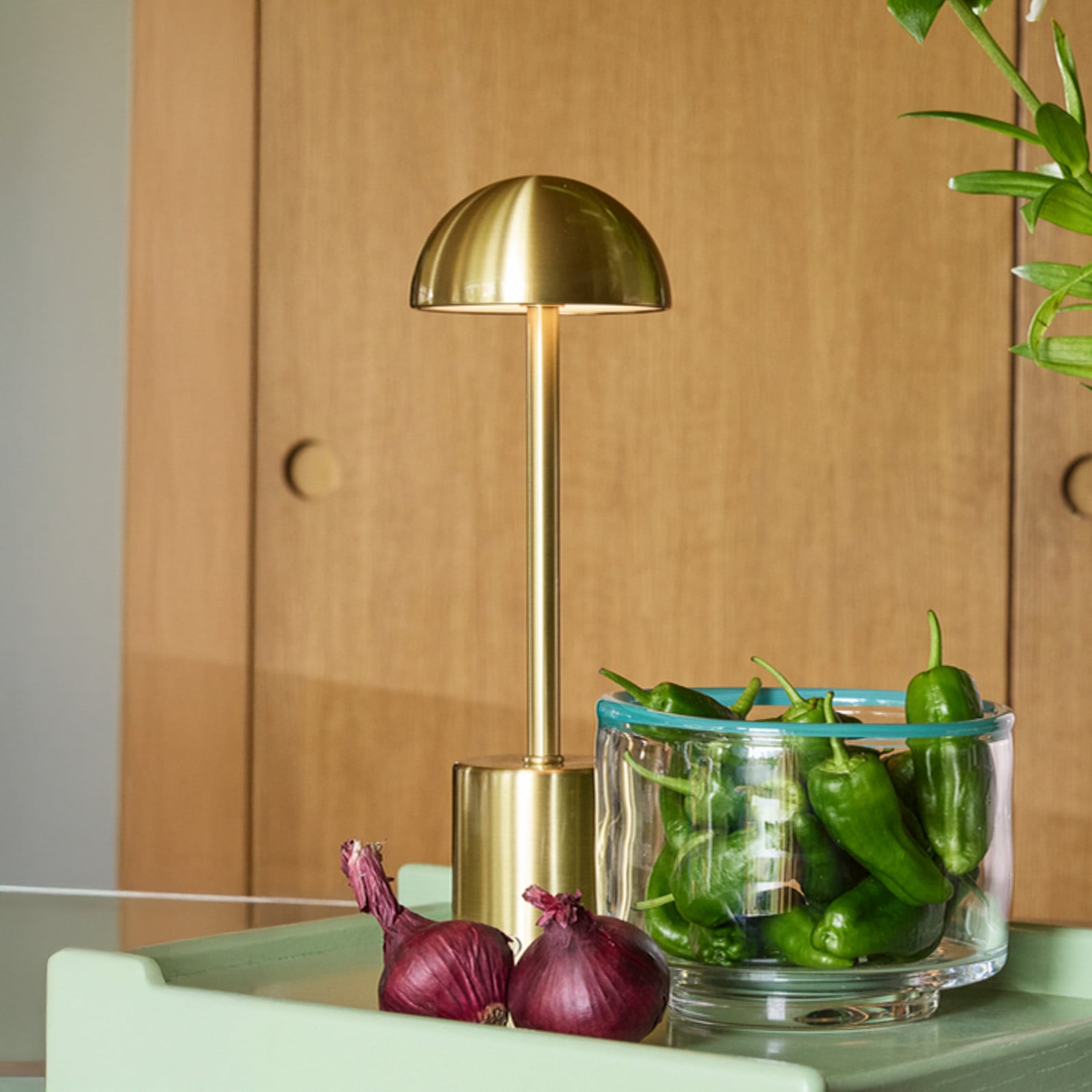 Lámpara de mesa LED recargable Taten, color latón, altura 30 cm - Hübsch - Terraza - Moderno - Metal - Con pantalla