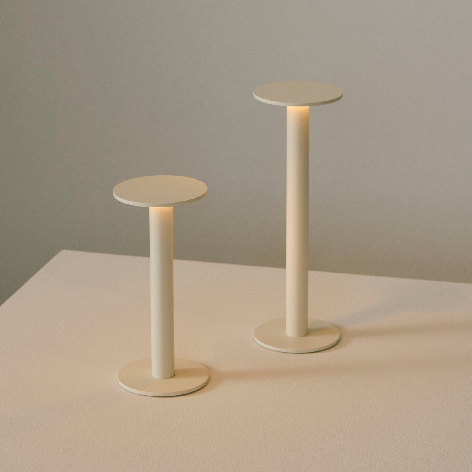 Lámpara de mesa portátil LED recargable HOST, blanco crema, 30 cm, IP44 - HAY HOST PORTABLE - Sala de estar / salón - Moderno - Aluminio - Con pantalla