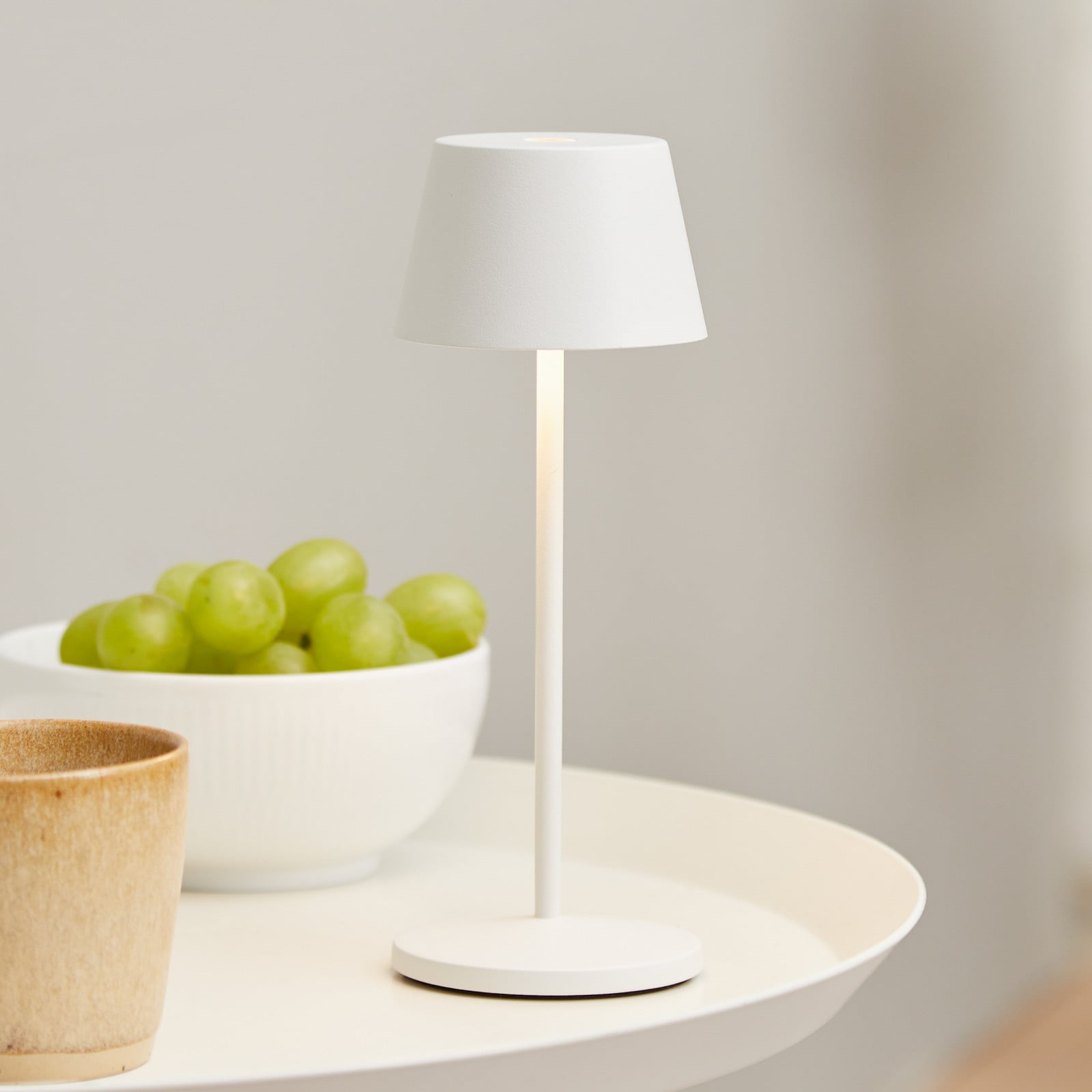 Lámpara de mesa portátil Modi Micro IP65 Blanca - LOOM DESIGN - Terraza - Moderno - Aluminio - Con pantalla