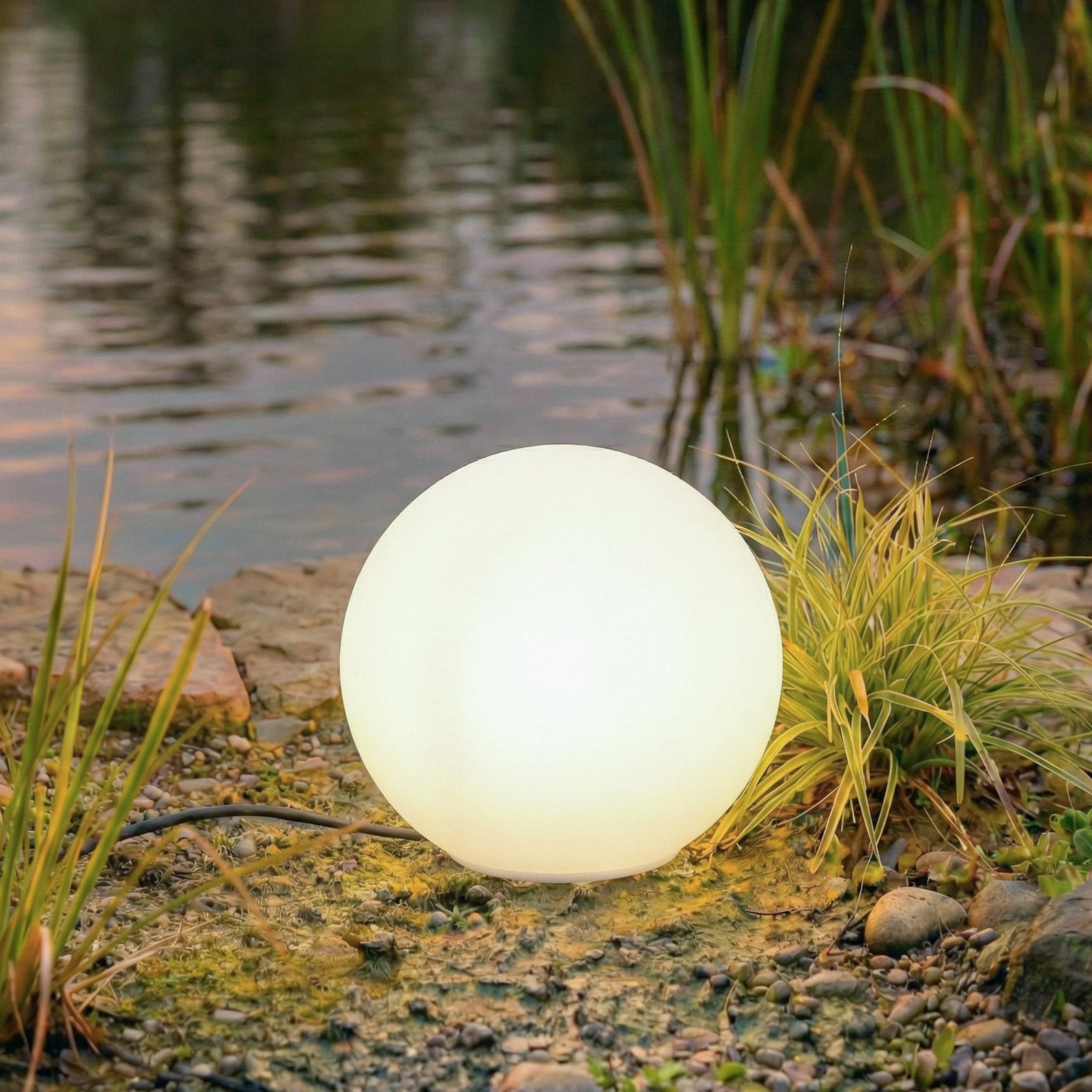 Lámpara globo Valyra, IP54, Ø 30, piquete para suelo - Lindby - Terraza - Moderno - Plástico