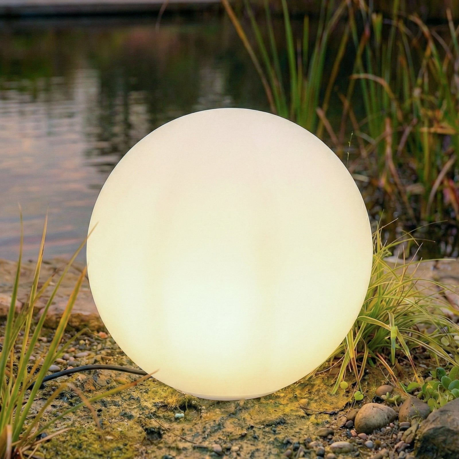 Lámpara globo Valyra, IP54, Ø 50, pica para suelo - Lindby - Terraza - Moderno - Plástico